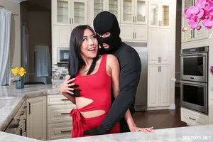 Cô giáo xinh đẹp thích bị quấy rối trên tàu điện