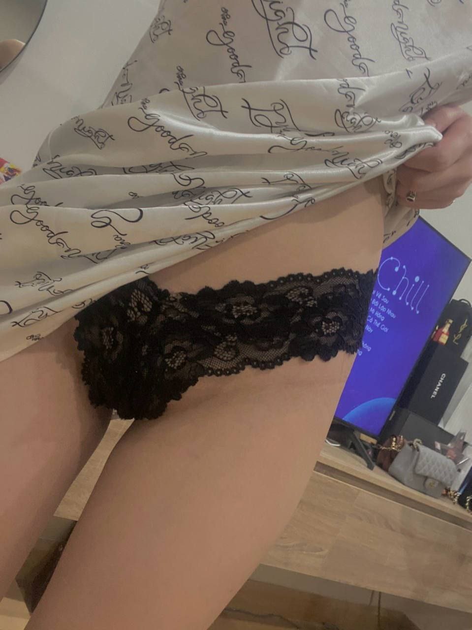 Ông xã mãi coi tivi không biết bà xã lén Nắc với bạn thân